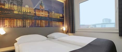 Hypo-allergenic bedding, in-room safe, desk, blackout drapes