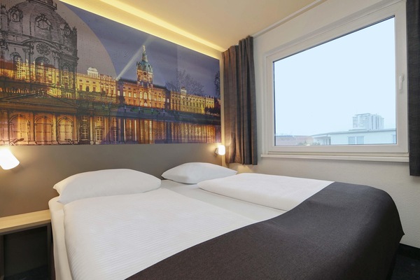 Ropa de cama hipoalergénica y caja de seguridad en la habitación