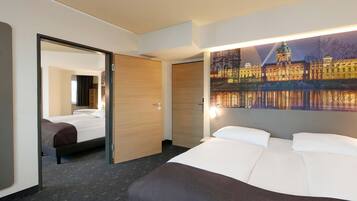 Hypo-allergenic bedding, in-room safe, desk, blackout curtains