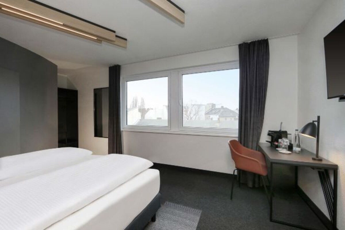 Hypo-allergenic bedding, in-room safe, desk, blackout curtains