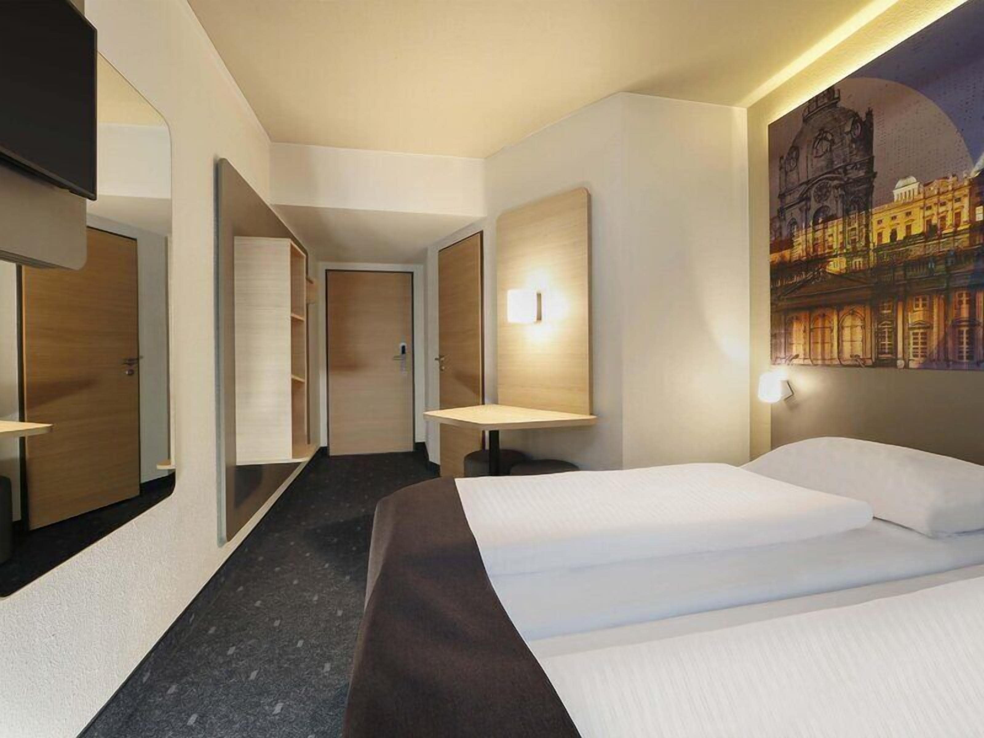 Twin Room | Hypo-allergenic bedding available, in-room safe, desk, blackout drapes