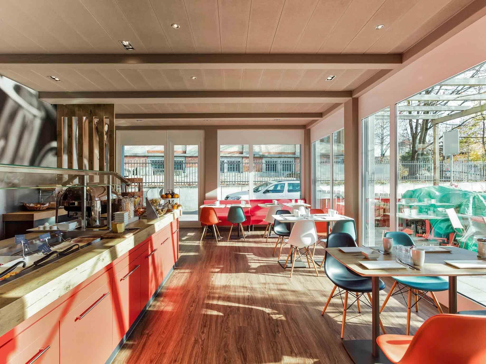 Tägliches Frühstücksbuffet (19 CHF pro Person)