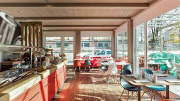 Esmorzar diari d'estil bufet (19 CHF per persona)