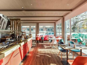 Daily buffet breakfast (CHF 19 per person)