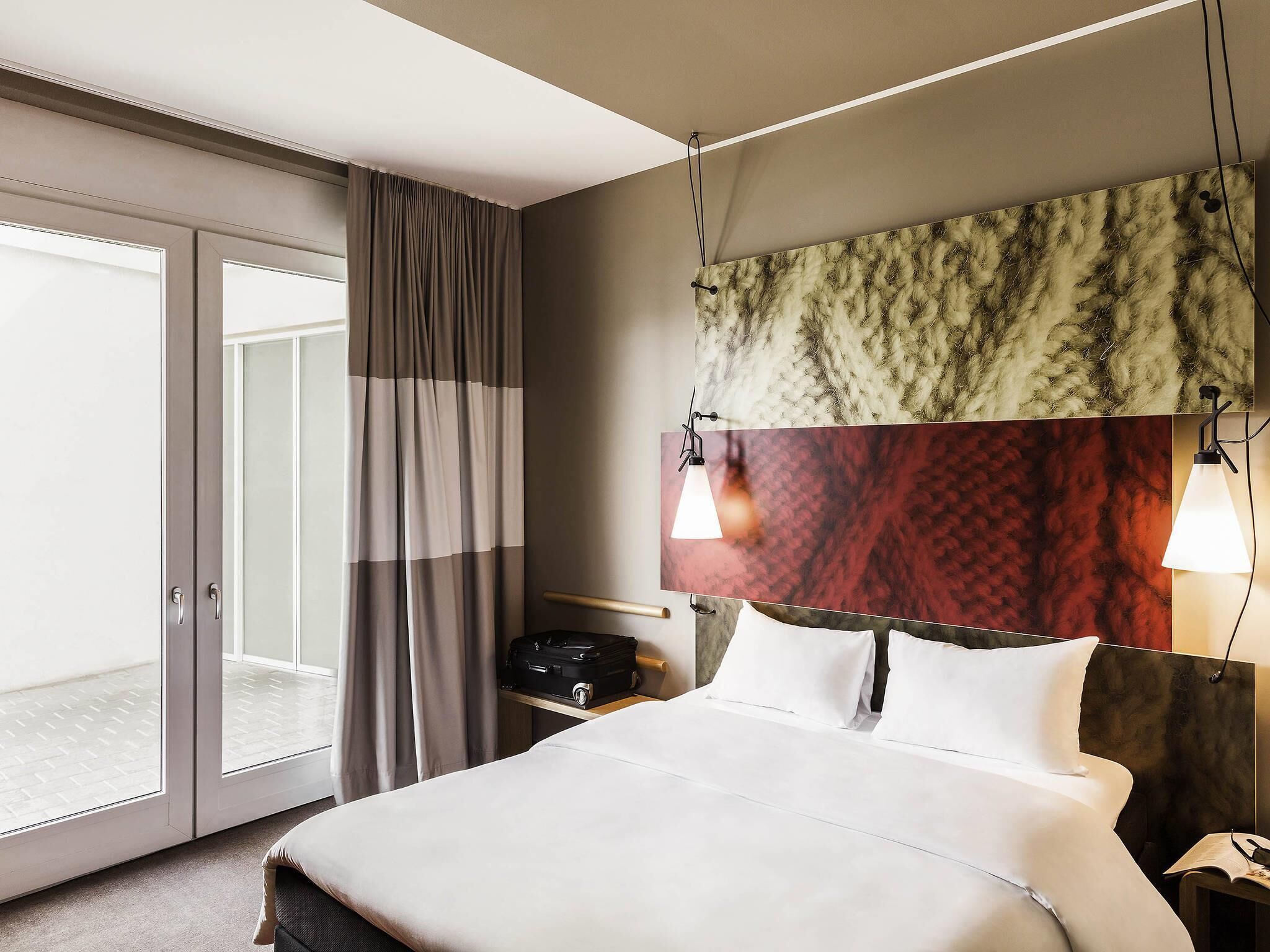 Room, 1 Double Bed, Accessible | Hypo-allergenic bedding, desk, blackout drapes, soundproofing