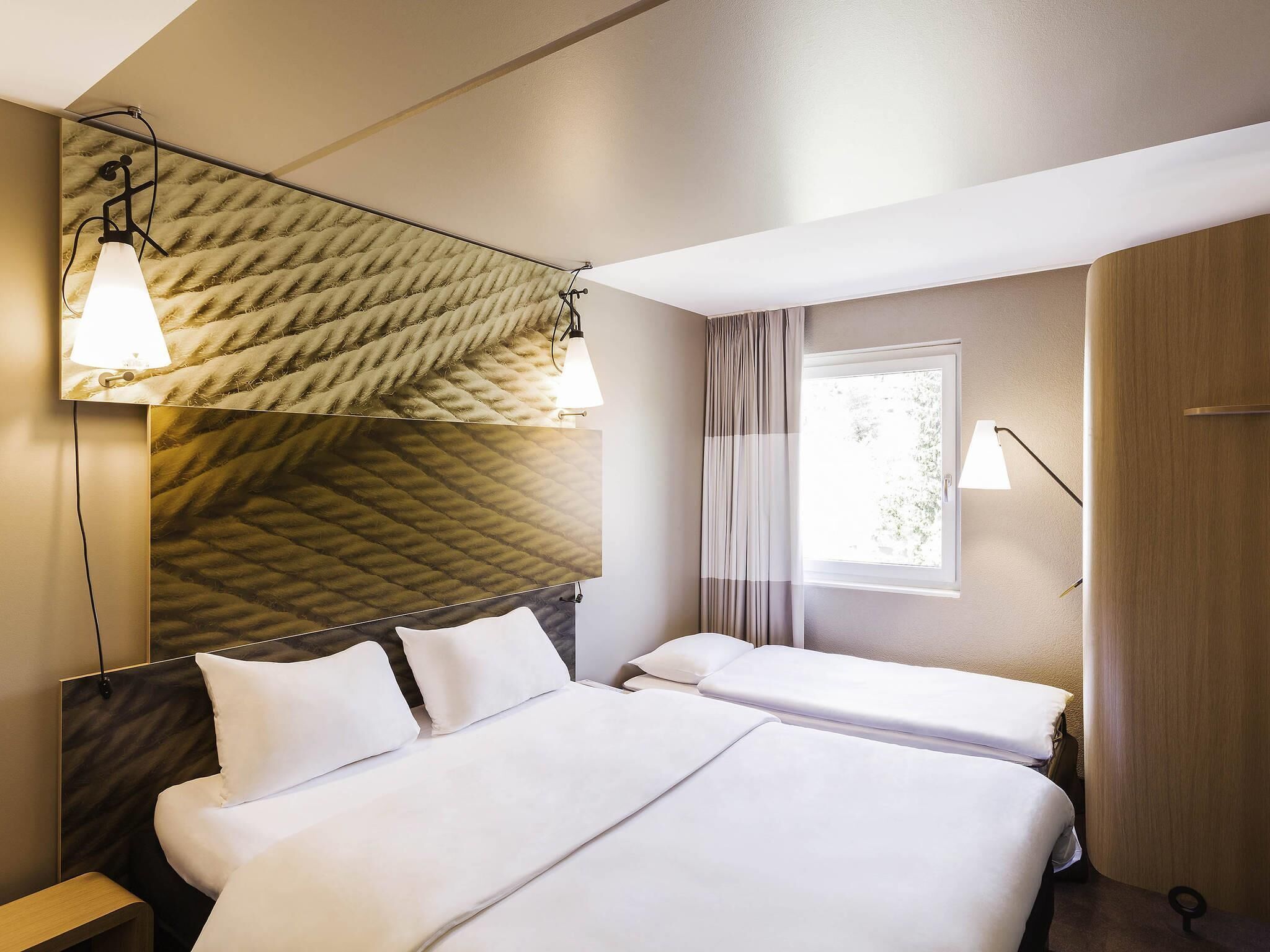 Zimmer, Mehrere Betten (New Sleep Easy Concept) | Allergikerbettwaren, Schreibtisch, Verdunkelungsvorhänge