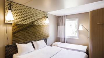 Zimmer, Mehrere Betten (New Sleep Easy Concept) | Allergikerbettwaren, Schreibtisch, Verdunkelungsvorhänge