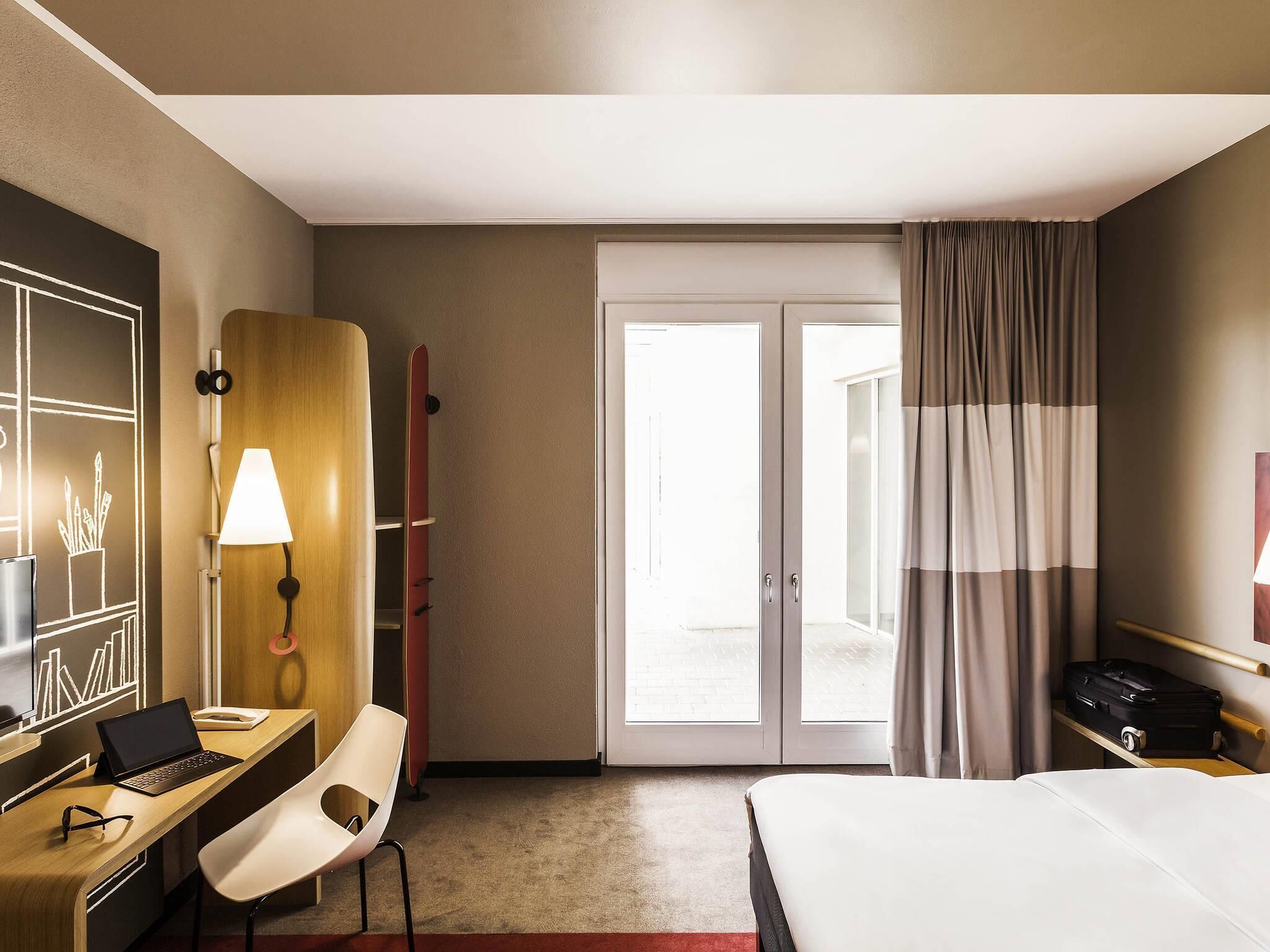 Room, 1 Double Bed, Accessible | Hypo-allergenic bedding, desk, blackout drapes, soundproofing
