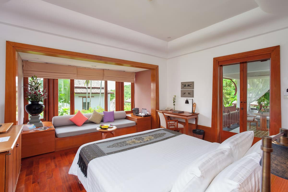 In-room safe, free WiFi, bed sheets