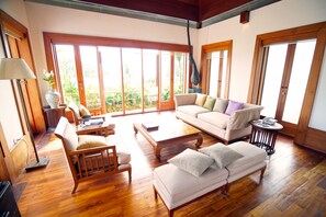 Pool Villa 2 Bedrooms Seaview | Living room