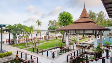 Serveert ontbijt, lunch, diner, internationale gerechten, strandzicht