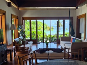 Pool Villa 2 Bedrooms Seaview | Oleskelualue | 43–tuumainen taulutelevisio, jossa digitaalikanavat