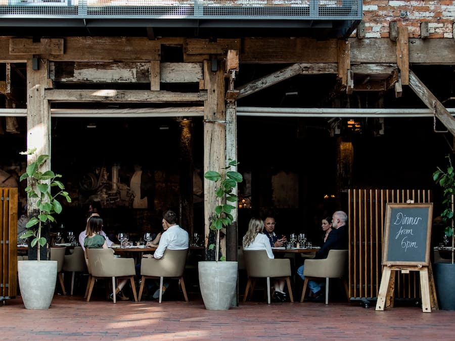 Frokost, lunsj og brunsj serveres, uteservering