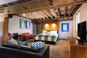 Standard Room | 1 bedroom, premium bedding, minibar, in-room safe