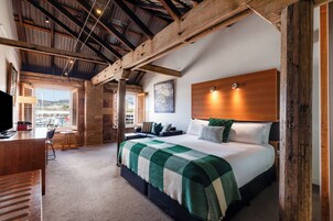 标准房, 部分海景 | 高档床上用品、迷你吧、客房内保险箱、特色装修