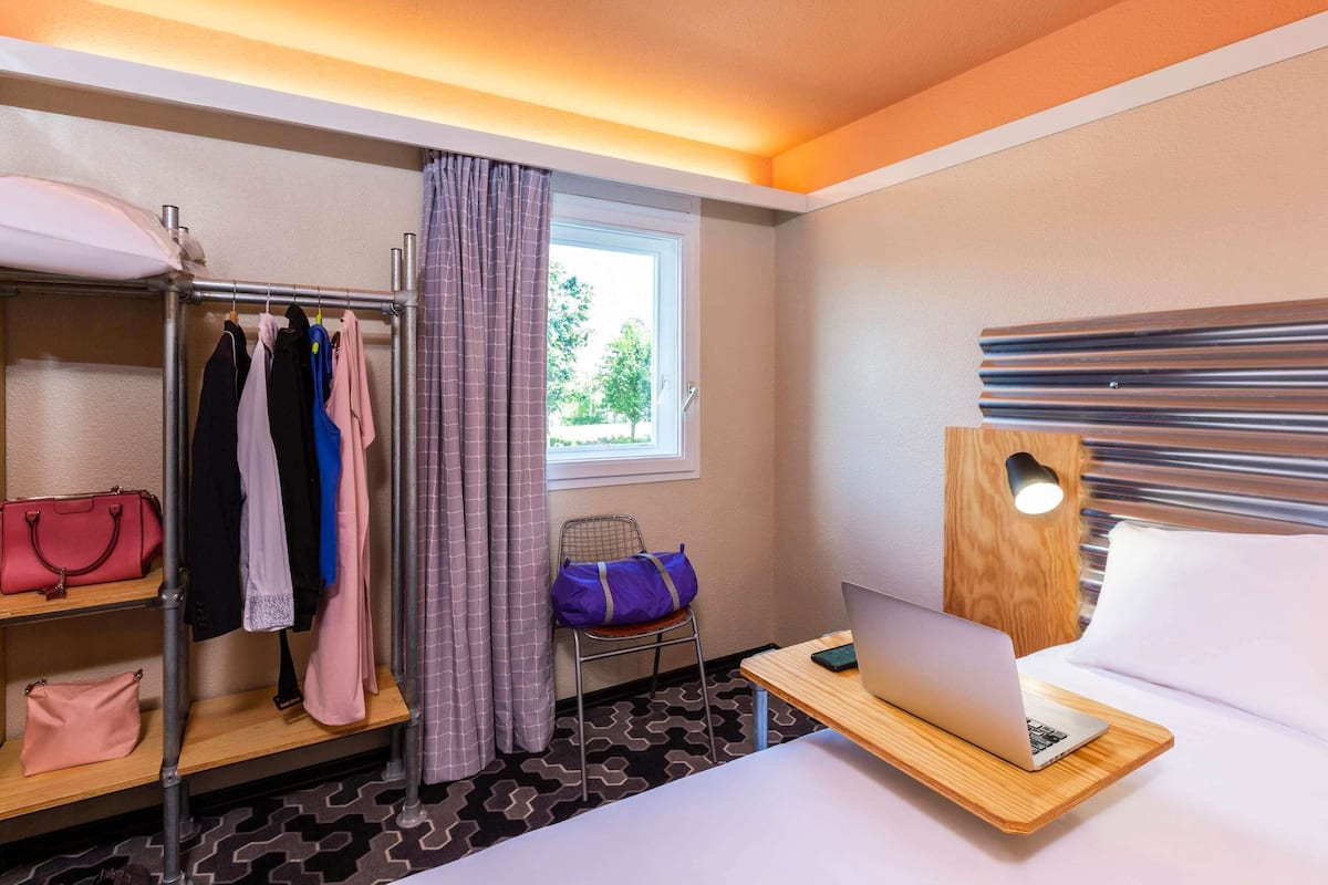 Ropa de cama de alta calidad, camas con pillow-top y escritorio