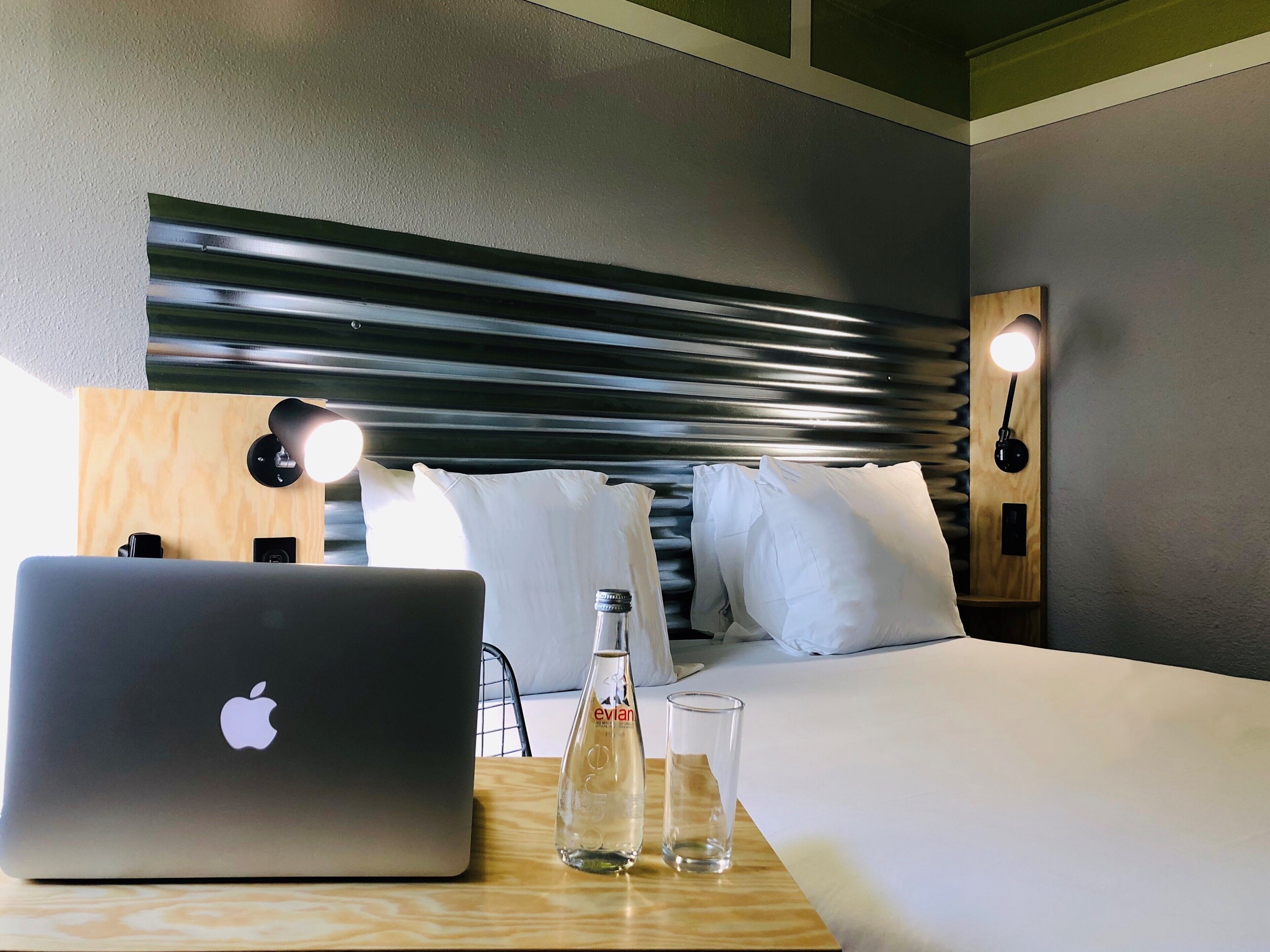 Ropa de cama de alta calidad, colchones con pillow-top y escritorio 