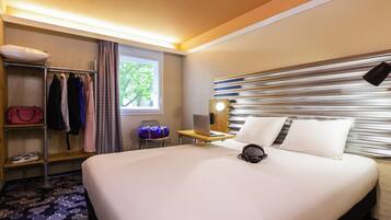 Dobbeltrom – standard, 1 dobbeltseng | Sengetøy av topp kvalitet, senger med overmadrass og skrivebord