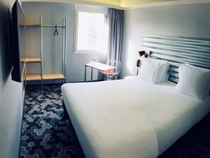 Chambre Double Standard, 1 lit double | Literie de qualité supérieure, surmatelas, bureau, chambres insonorisées