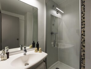 Premium bedding, pillow-top beds, desk, soundproofing - ibis styles Bobigny Centre Préfecture (Bobigny)