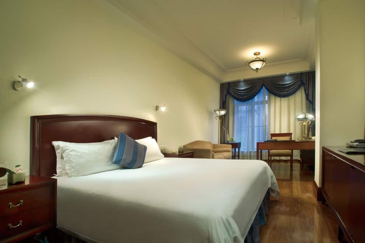 Classic Room | Internet, alarm clocks