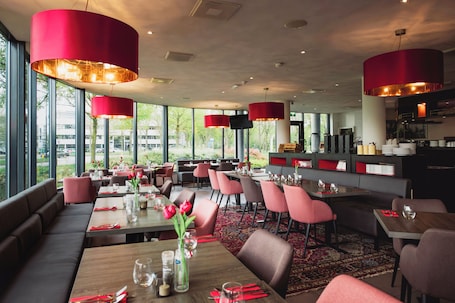 Restaurant. Bastion Hotel Breda