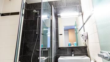 Artículos de tocador gratuitos, secador de pelo, toallas