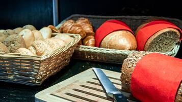 Desayuno buffet diario (EUR 18.25 por persona)