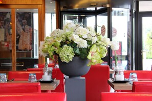 Phục vụ bữa sáng, bữa trưa và bữa tối 