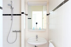 Dusche, kostenlose Toilettenartikel, Handtücher