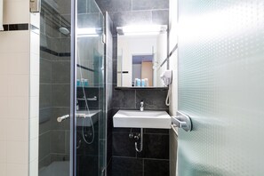 Comfort Twin Room | Bathroom | Shower, free toiletries, hair dryer, towels - Bastion Hotel Leeuwarden (Leeuwarden)