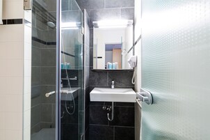 Quarto duplo conforto | Banheiro | Chuveiro, produtos de toalete grátis, secador de cabelo 