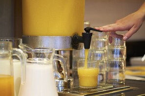 Bữa sáng buffet hàng ngày (18.25 EUR/mỗi người) 