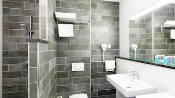 Ducha, artículos de higiene personal gratuitos y secador de pelo