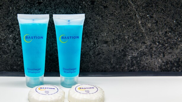 Due flaconi di bagnoschiuma shampoo Bastion e due saponette.
