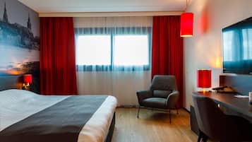 Deluxe tweepersoonskamer, 1 kingsize bed | Een kluis op de kamer, een bureau, een strijkplank/strijkijzer