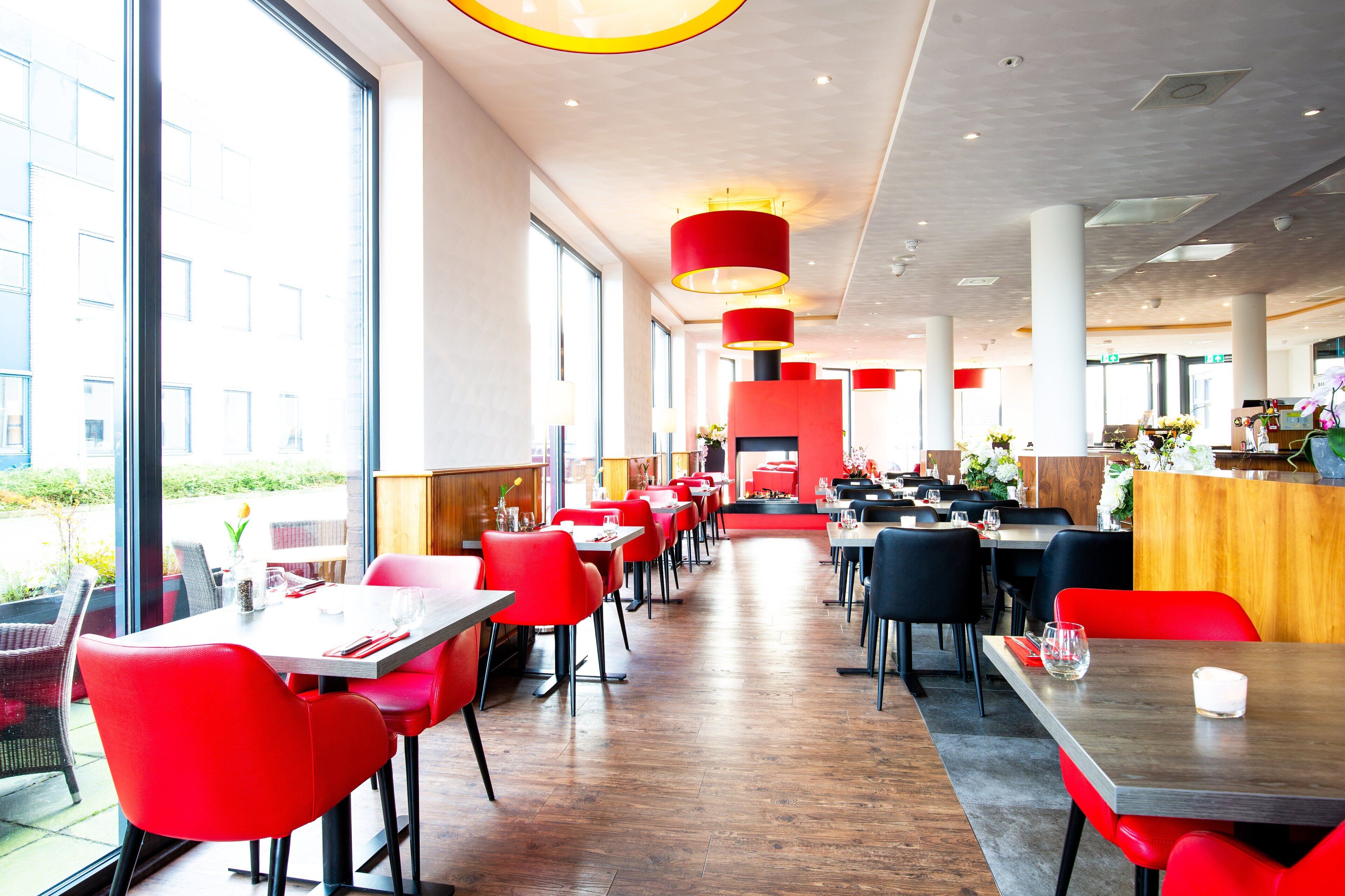 Serveert ontbijt, lunch en diner