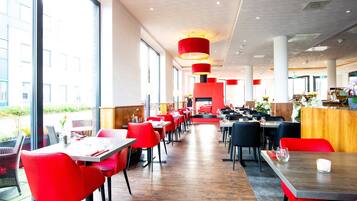 Serveert ontbijt, lunch en diner