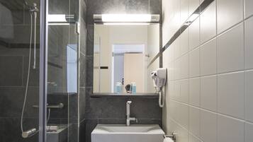 Shower, free toiletries, towels