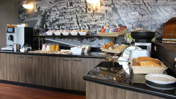Een buffetopstelling met diverse gerechten en een koffiehoek.