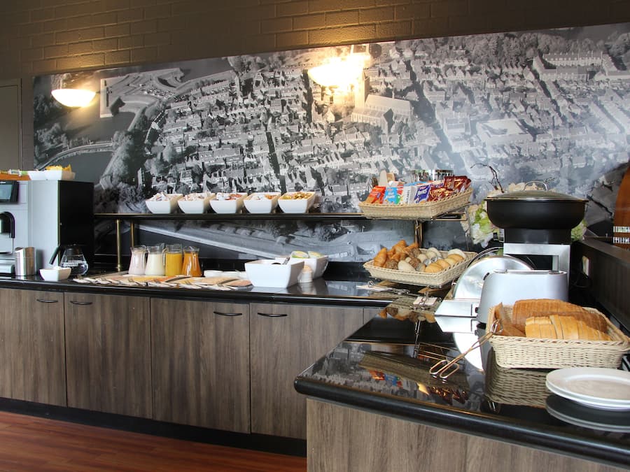 Colazione a buffet, servita tutte le mattine (18.25 EUR a persona)