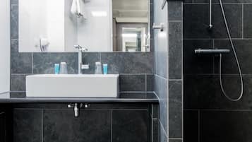 Chambre Deluxe avec lits jumeaux, 2 lits une place | Salle de bain | Douche, articles de toilette gratuits, sèche-cheveux