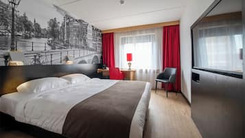 Comfort tweepersoonskamer, 1 kingsize bed | Een kluis op de kamer, een bureau, een strijkplank/strijkijzer