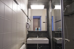Chambre Confort avec lits jumeaux, 2 lits une place | Salle de bain