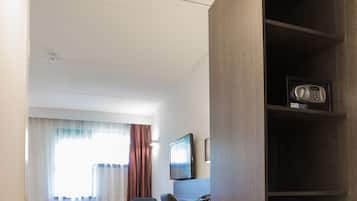 Deluxe Twin Room, 2 Single Beds | In-room safe, desk, iron/ironing board, free cots/infant beds