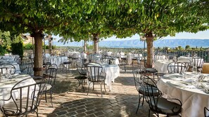 Petit déjeuner, déjeuner et dîner servis sur place, vue sur le jardin