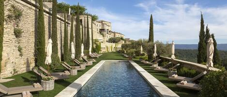 Piscine couverte, piscine extérieure (ouverte en saison)