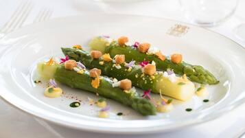 Een bord eten met groene groenten en garnering.