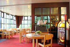 朝食、ランチ、ディナーに営業