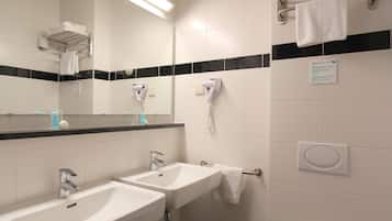 Amenidades de baño gratuitas, secadora de cabello, toallas
